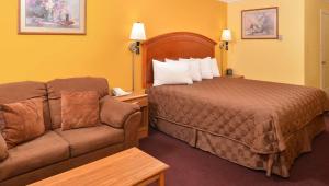 布莱斯Magnuson Hotel Blythe的酒店客房,配有床和沙发