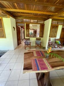 Finca Isla Rainforest Retreat的休息区