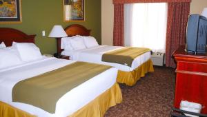CommerceMagnuson Hotel Commerce的酒店客房设有两张床和一台平面电视。