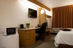 芒廷霍姆高山家园旅馆 的酒店客房配有带微波炉的书桌和床。