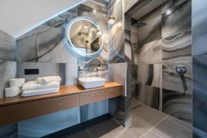 绿山城Kameralny的一间带水槽和镜子的浴室