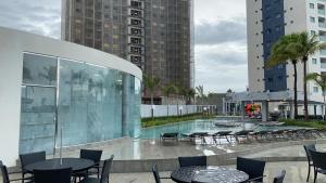 萨利诺波利斯SALINAS EXCLUSIVE RESORT的一个带桌椅的庭院和一个游泳池