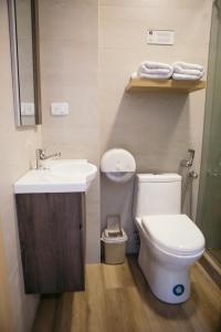 瓜亚基尔The Park Hotel的浴室配有白色卫生间和盥洗盆。