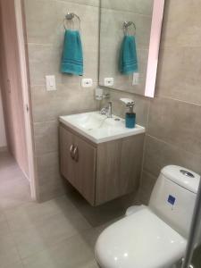 里考尔特Hermosa Casa de Descanso en Peñalisa的浴室配有白色卫生间和盥洗盆。