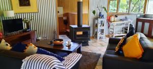 蒙特维尔特里托普蒙特维尔度假村的客厅设有两张沙发和一个燃木炉