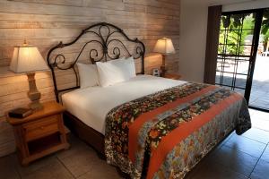 棕榈泉加利福尼亚酒店的一间卧室配有一张床和两张台灯。