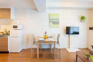 大阪BON Condominium Umeda的厨房配有桌椅