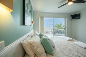 梅林布拉Top Of The Quays的客房设有带枕头的沙发和窗户。