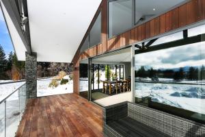 特卡波湖Lake Views at Antler Lodge的享有雪景的玻璃屋