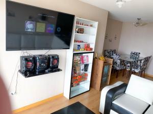 利马Vista Ashul Apartment 02 dormitorios的客厅设有壁挂式平面电视。