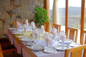 拉利贝拉Mezena Resort & SPA的一张长桌,上面有白板和餐巾