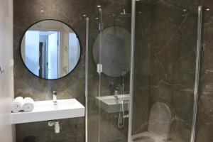 SarbskKite Marina Sarbsk的带淋浴、盥洗盆和镜子的浴室