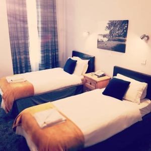 道格拉斯堡市场酒店 的一间酒店客房,房间内设有两张床
