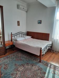 奇姆肯特Hotel ВаYan的一间卧室配有一张床和地毯
