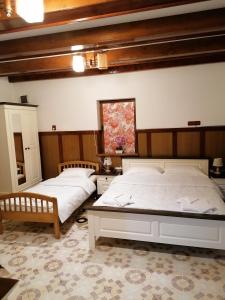 坎普朗莫道尼斯Casa Poenaru的一间卧室,配有两张床