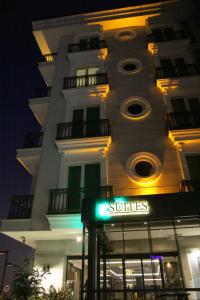 伊斯坦布尔K套房酒店的前面有标志的高大的白色建筑
