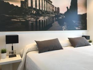 索斯-德尔雷卡托利科温纳库瓦酒店的墙上有两张白色的床