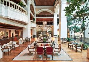 曼谷曼谷愛侶灣君悦酒店的享有酒店大堂的景致,配有桌椅