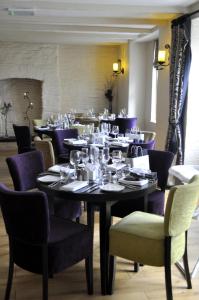 纽卡斯尔埃姆林力推格温斯蒂尔埃姆林酒店的一间带大桌子和椅子的用餐室