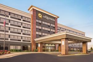 中洛锡安La Quinta Inn & Suites by Wyndham Richmond-Midlothian的前面有标志的建筑