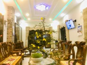 惹岛Quang Vinh - Đảo Lý Sơn的一间设有椅子和一张黄色花的桌子的房间