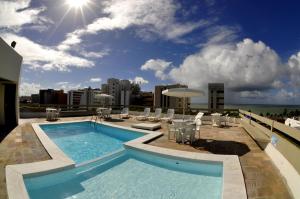 马塞约Aram Ouro Branco Hotel的建筑物屋顶上的游泳池