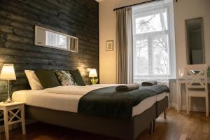 帕波Dunna的一间卧室设有一张带木墙的大床