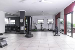 SandtonResidence at Montego的健身房设有大型的举重器材室