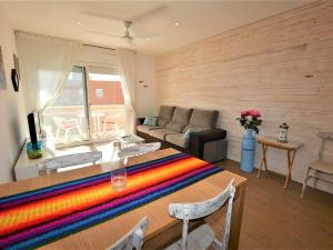 埃勒凡达尔Villa Service - Pandoria的客厅配有沙发和桌子
