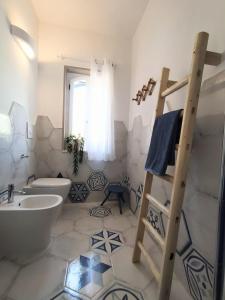 马蒂纳塔Dimora Mediterranea的一间带卫生间水槽和梯子的浴室