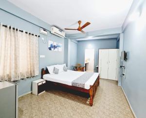 卡兰古特Jackson's Beach House Calangute的一间卧室配有一张床和吊扇