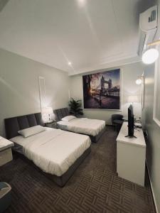 赖斯راحتي هوم的酒店客房设有两张床和电视。