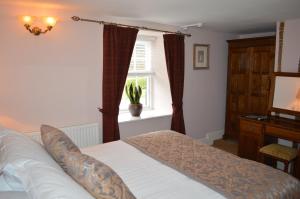 Mallwyd布里根茨宾馆的一间卧室设有一张床和一个窗口