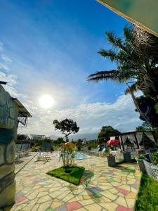 博阿维斯塔Pousada Country K的一个带游泳池、椅子和棕榈树的度假村