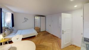苏黎世Signature Bijou的白色的客房配有一张床和一张桌子