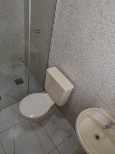 乌巴图巴Cond Apartamentos Chalés San Marino的一间带卫生间和水槽的浴室