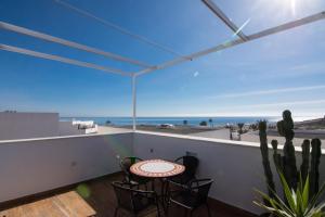 拉斯内格拉斯Atico En Las Negras的阳台配有桌椅,享有海景。