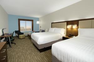 Holiday Inn Express & Suites Columbus North, an IHG Hotel客房内的一张或多张床位