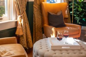 旧金山华盛顿广场旅馆的一间房间,配有椅子和两杯酒