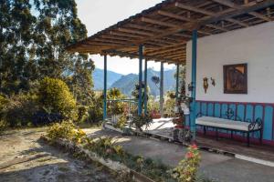 萨兰托Hostal rural la montaña alquiyapura的山景门廊上的长凳