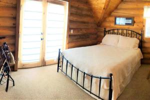 Red Rock Ranch Log Cabin: Large, Fully Furnished客房内的一张或多张床位