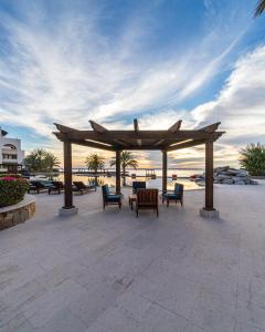 拉巴斯Playa de La Paz的海滩上带桌椅的木制凉亭