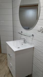 库多瓦-兹德鲁伊Apartamenty U Iwony Centrum miasta blisko Parku Zdrojowego的浴室设有白色水槽和镜子