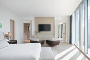 迈阿密金普顿EPIC酒店的一间酒店客房,配有一张床和一台电视