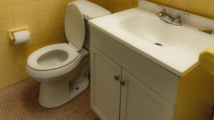 代顿Red Horse Motel Dayton Moraine的浴室配有白色卫生间和盥洗盆。