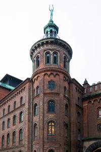 哥本哈根Hotel Ottilia by Brøchner Hotels的砖砌的建筑,上面有钟楼