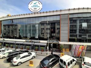 伊斯坦布尔萨普库机场酒店的停车场,停车场停在大楼前