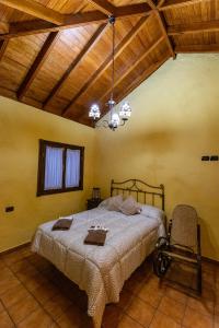 巴列埃尔莫索Casa Rural Abuelo Ramón的一间卧室配有一张床和一把椅子