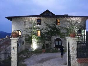 FumoneDimora di Charme Villa Sant'Erasmo的一座石头房子,前面有门