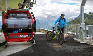 在Tabià Alleghe vista lago, monte Civetta Dolomiti内部或周边骑自行车